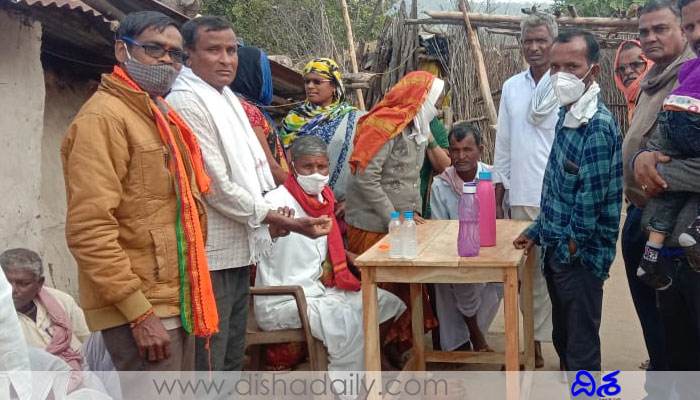 ఆదివారం వస్తే చాలు.. ఆ గ్రామానికి క్యూ కడుతున్న జనాలు