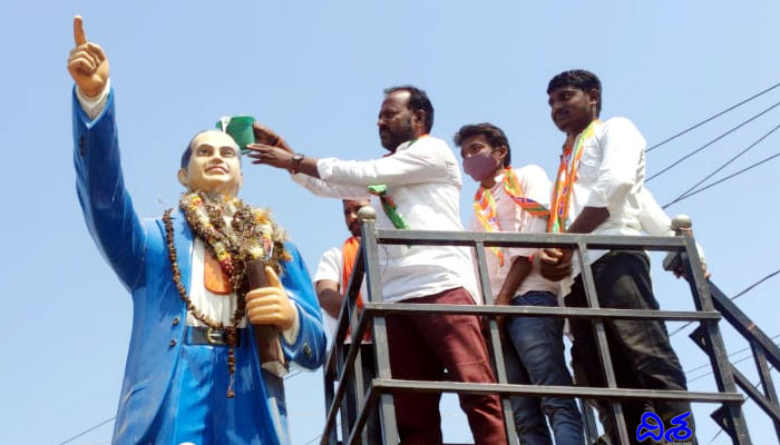 ముక్కు నేలకు రాసి కేసీఆర్ క్షమాపణ అడగాలి: BJYM