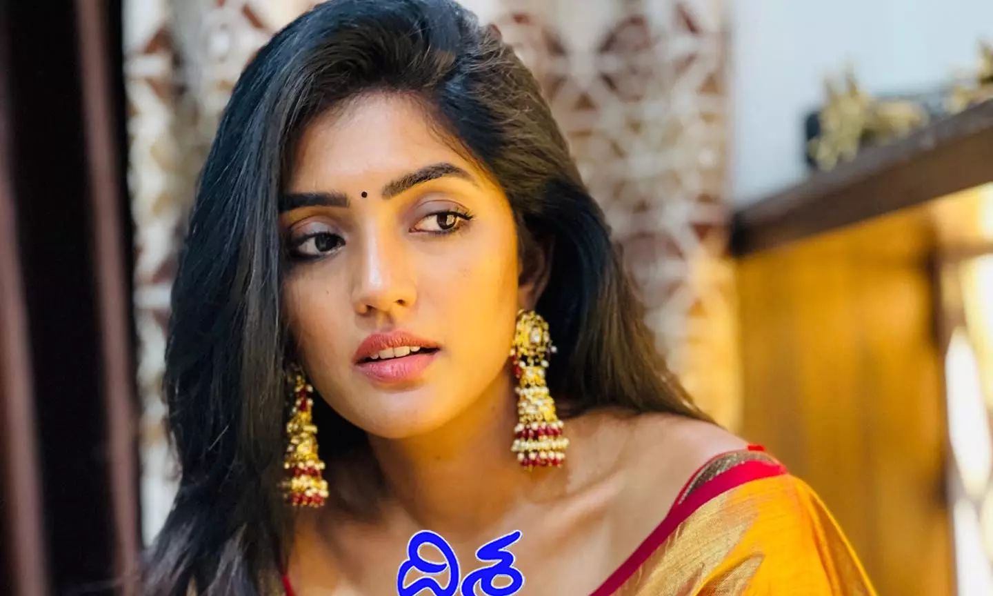 Eesha Rebba : చీరలో బంగారంలా మెరిసిపోతున్న తెలుగు అందం ఈషా రెబ్బా..