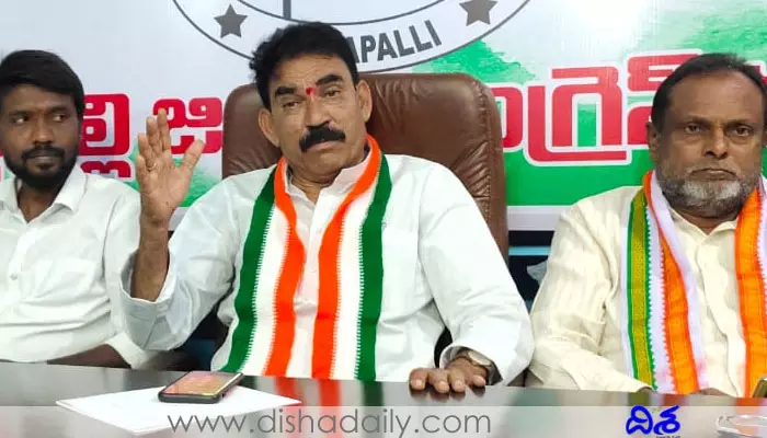 నిరుద్యోగులకు క్షమాపణ చెప్పాలి: కొమురయ్య