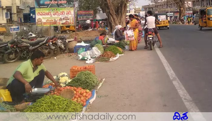 రహదార్లపై వార సంతలు.. తలెత్తుతున్న ట్రాఫిక్ చింతలు