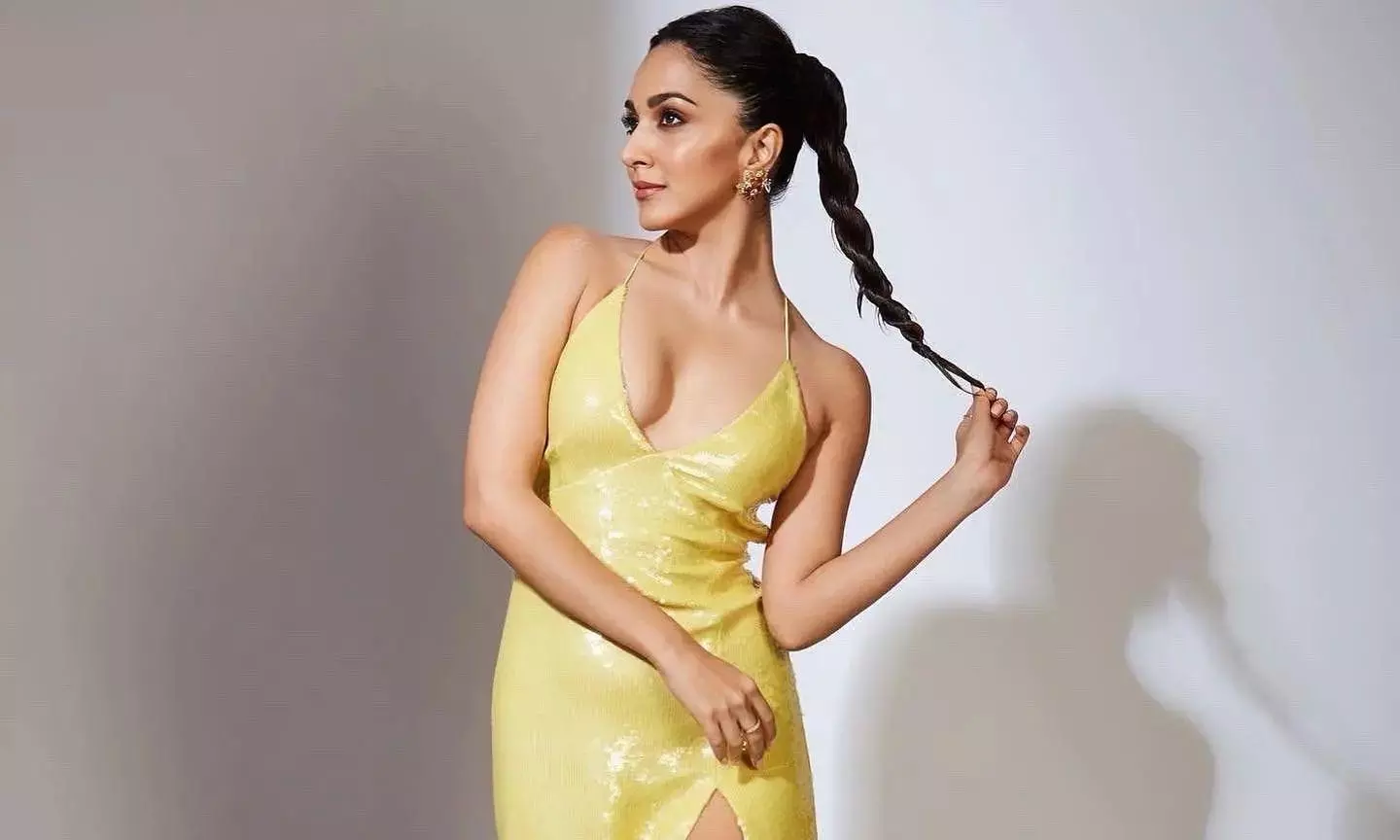 Kiara Advani looks so-glamorous in Shiny Outfit