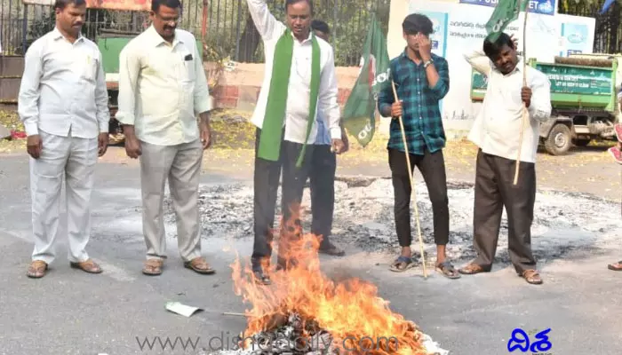 చినజీయర్ స్వామి దిష్టిబొమ్మ దహనం