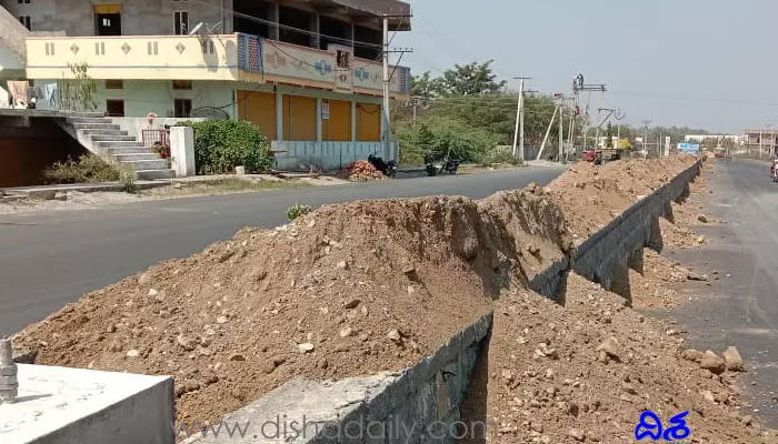 నాలుగు రోడ్లు..నాలుగు కిలో మీటర్లు..నాలుగు ఏళ్లు