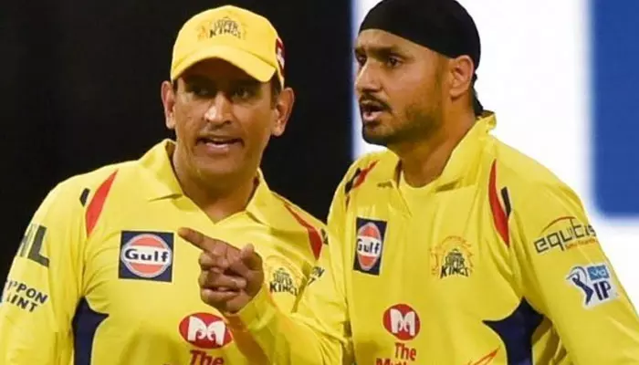 Harbhajan Vs Dhoni: కప్ ఒక్కడి వల్ల రాలేదు... లస్సీ తాగడానికి వెళ్లామా? ధోనీపై హర్భజన్ సెన్సేషనల్ కామెంట్స్