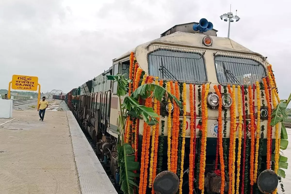 నెరవేరిన ఉమ్మడి మెదక్ ప్రజల కోరిక.. గజ్వేల్‌‌లో మొదటి రైలు కూత