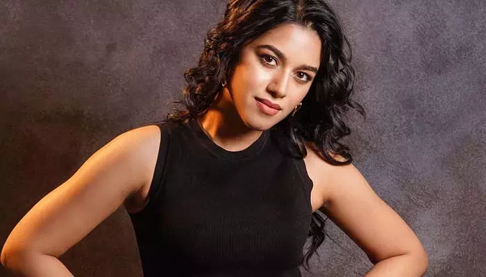 Mirnalini Ravi stunning looks in black dress