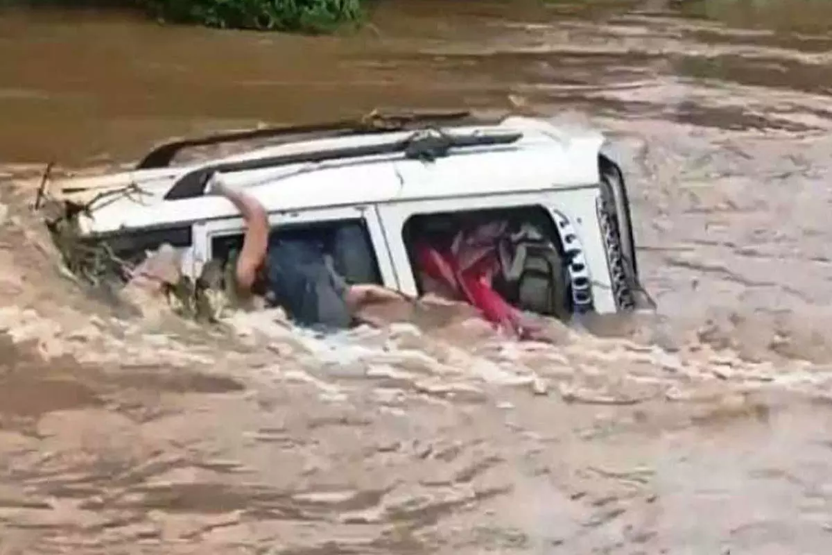 వరదలో కొట్టుకుపోయిన కారు.. బయటపడ్డ ముగ్గురి మృతదేహాలు