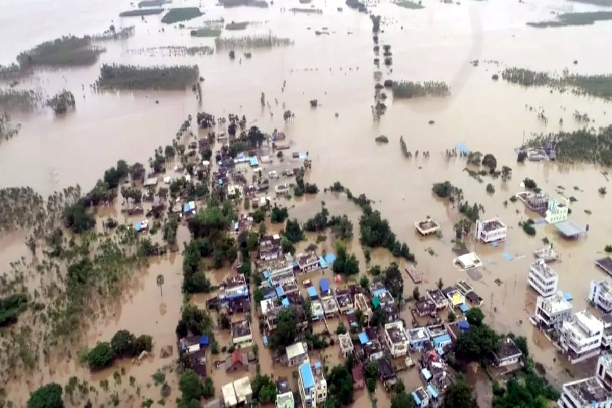 గోదావరిలో కలిసిపోయిన భద్రాచలం (ఫొటోలు)