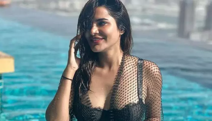 Ashu Reddy sexy clicks in bikini