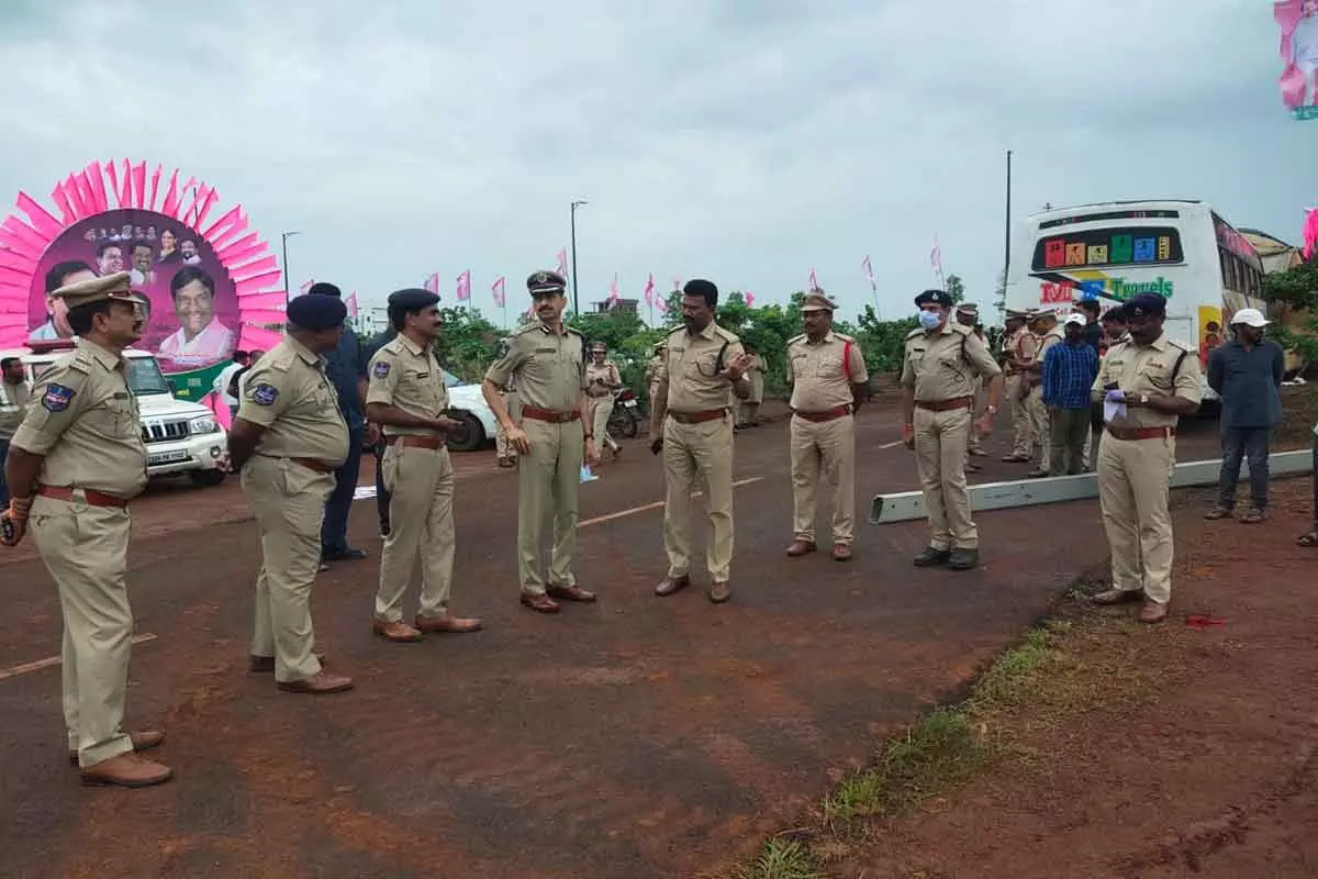 కేసీఆర్ సభ పార్కింగ్ కోసం పాఠశాల బంద్..