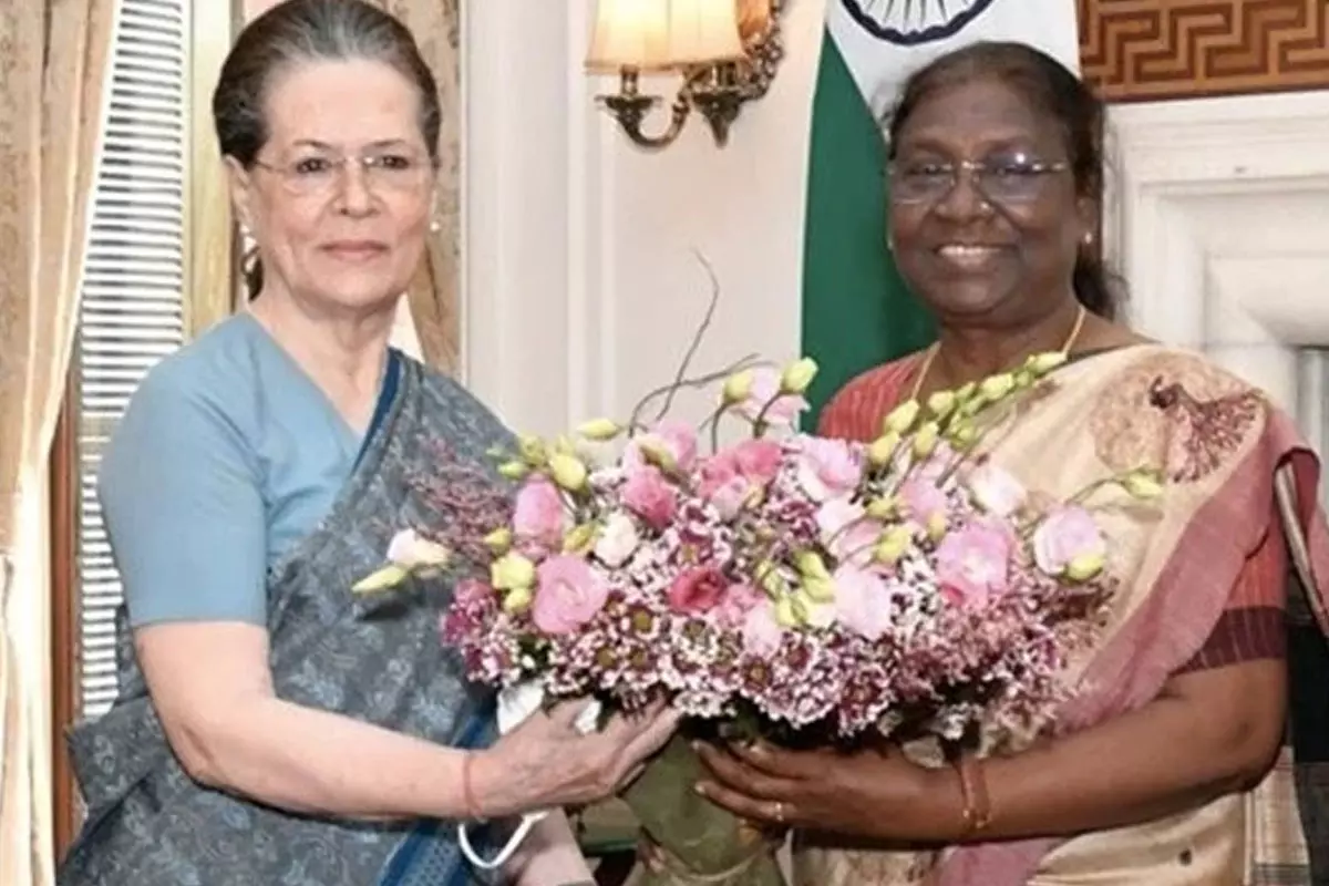 రాష్ట్రపతిని కలిసిన కాంగ్రెస్ అధినేత్రి Sonia Gandhi