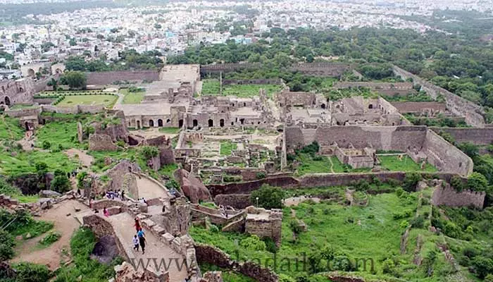 గోల్కొండ ఖిలా కాడ గోల్‌మాల్.. రూ.300 కోట్లు విలువ చేసే స్థలంపై కన్ను!