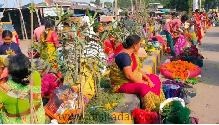 మార్కెట్లలో మొదలైన పూలసందడి..