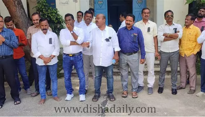 పవర్ హౌజ్ లో విద్యుత్ ఉద్యోగుల నిరసన