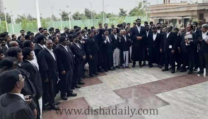 Ap High Court: విధులు బహిష్కరించిన న్యాయవాదులు