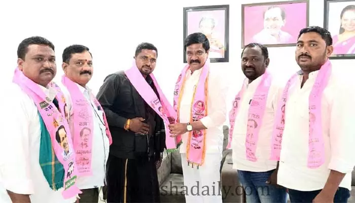 టీఆర్ఎస్ తీర్థం పుచ్చుకున్న బీజేపీ నాయకుడు