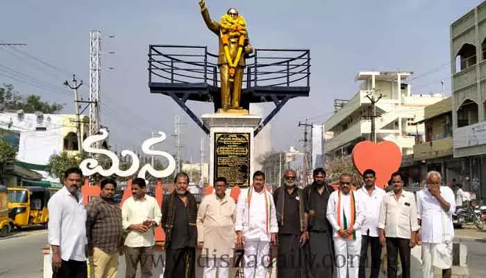 అంబేద్కర్ వర్ధంతి సందర్భంగా విగ్రహానికి పూలమాలవేసి నివాళులర్పించిన ఎడవల్లి