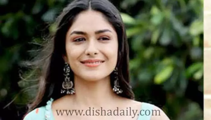 Mrunal Thakur : నా మొదటి సినిమాను ఇండియాలో ఎవరూ చూడలేదు