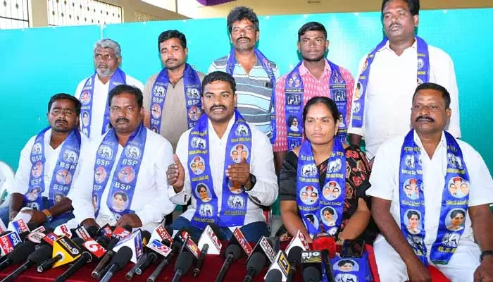 ముంబై వలస కూలీలను ఆదుకోవడంలో కేసీఆర్ విఫలం