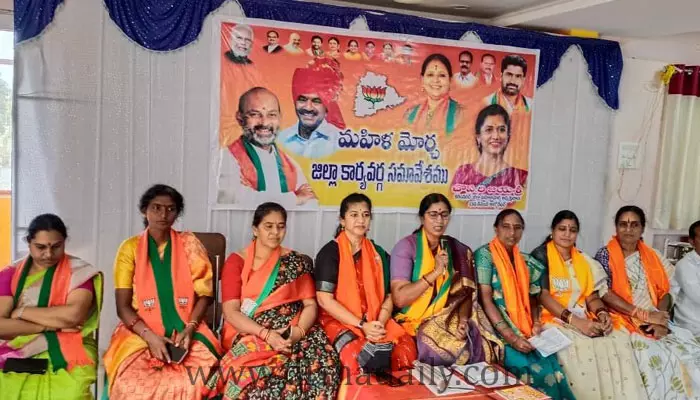 బీఆర్ఎస్‌కు బుద్ధి చెప్పేందుకు మహిళా లోకం నడుం బిగించాలి: బొమ్మ జయశ్రీ