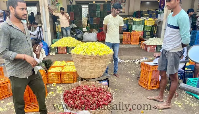 పూల రైతులను నిరాశపర్చిన New Year