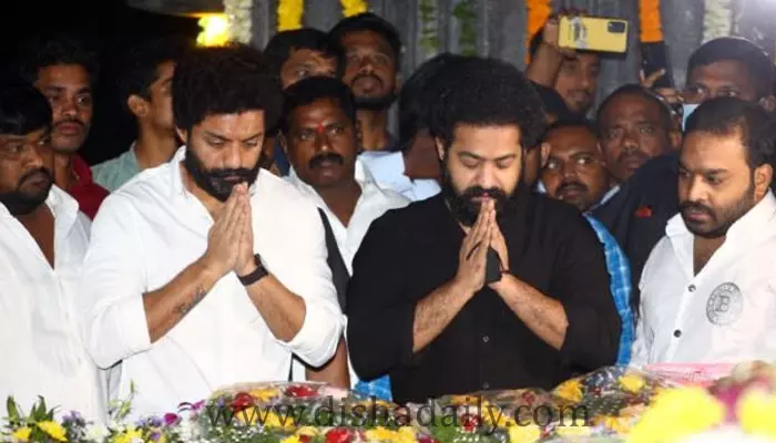 NTR ఘాట్ వద్ద జూ.ఎన్టీఆర్, kalyan Ram నివాళులు