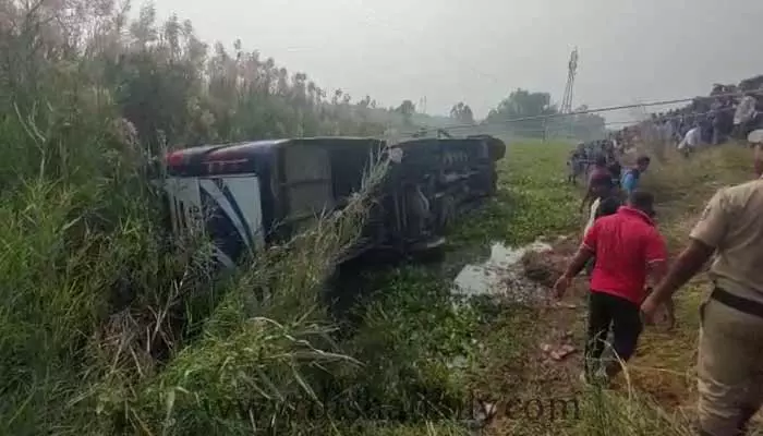 బస్సు బోల్తా పడి.. 25 మందికి గాయాలు