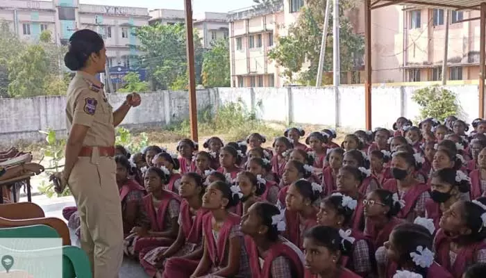 విద్యార్థినీలకు అవగాహన సదస్సు