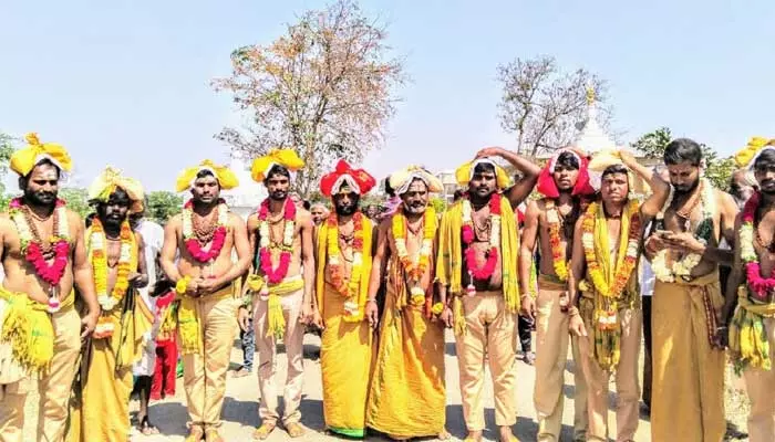 శ్రీ శైలానికి పాదయాత్రతో శివస్వాములు..