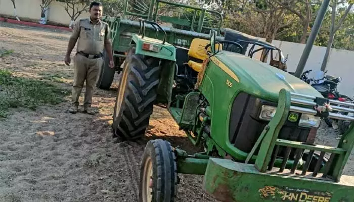 అక్రమ ఇసుక తరలిస్తున్న ట్రాక్టర్ పట్టివేత..