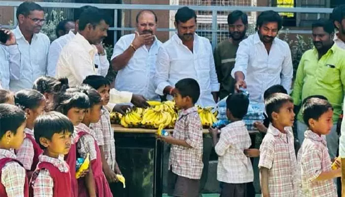 తెలంగాణ జాతిపిత సీఎం కేసీఆర్ : మార్కెట్ కమిటీ డైరెక్టర్ శ్రీకాంత్ గౌడ్