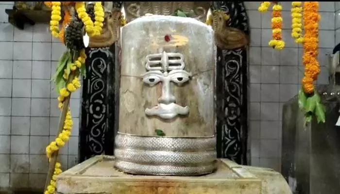 Shivaratri: పెరుగుతున్న స్పటిక లింగం ... ప్రత్యేక పూజలు