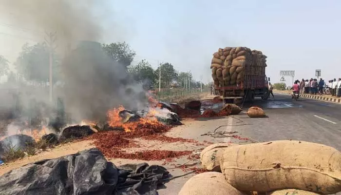 విద్యుత్ తీగలు తగిలి మిర్చి వ్యాన్ కు అగ్నిప్రమాదం..