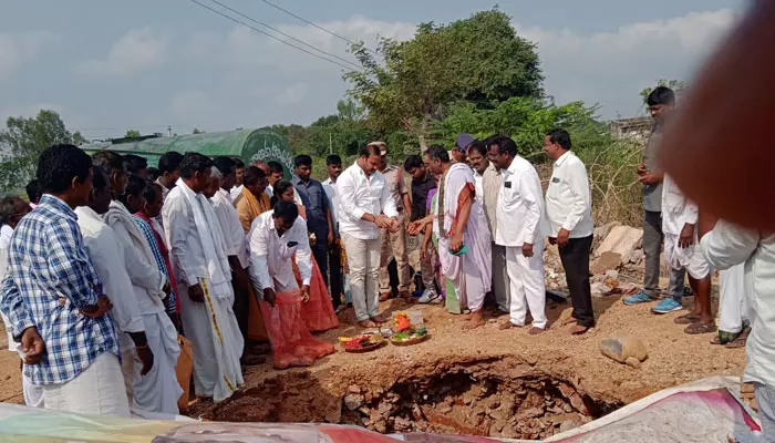 కలెక్టర్ గారూ.. ఓ కన్నేయండి..