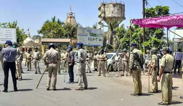 Vizianagaram జిల్లా రాజాంలో ఉద్రిక్తత.. బాంబులు, గాజు సీసాలతో దాడి