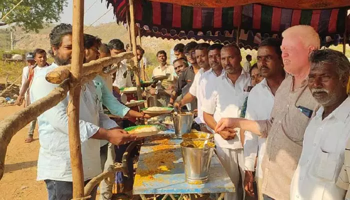 మల్లప్ప గుట్ట పైకి పోటెత్తిన జనం..