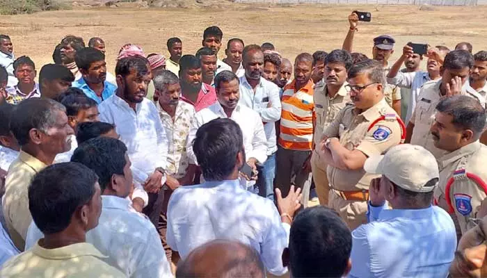 సుల్తాన్ పల్లిలో ఉద్రిక్తత.. ఇరు వర్గాలను చెదరగొట్టిన పోలీసులు..