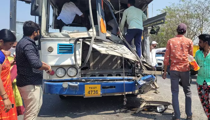 ఘోర రోడ్డు ప్రమాదం.. ఆర్టీసీ బస్సు డీసీఎం ఢీ