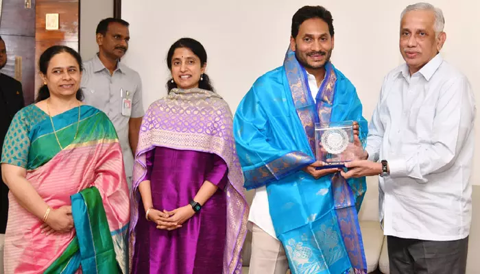 కొత్త గవర్నర్‌‌తో సీఎం జగన్‌ దంపతులు భేటీ