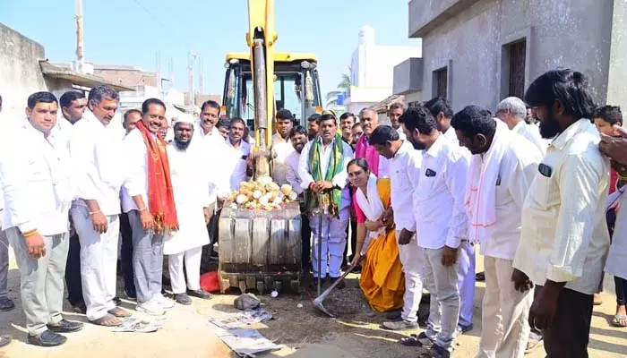 సీసీ రోడ్డు నిర్మాణ పనులకు ఎమ్మెల్యే శంకుస్థాపన..