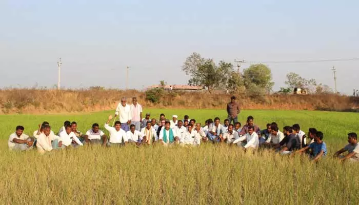 వినూత్న రీతిలో నిరసన చేపట్టిన రైతులు...