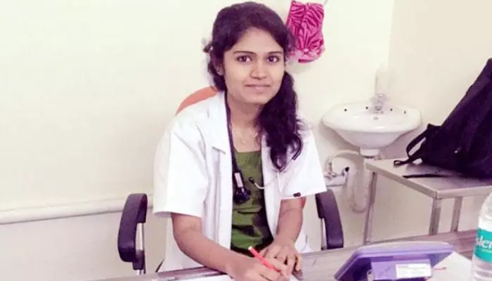 Medico Preethi డాక్టర్లు హోప్ లేదన్నారు: ప్రీతి తండ్రి నరేందర్