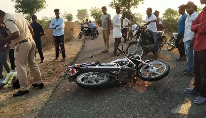 స్కూల్ ఆటో, బైక్ ఢీ.. పలువురు విద్యార్ధులకు గాయాలు..