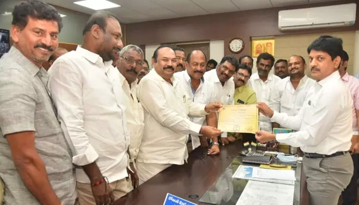 ఎమ్మెల్సీగా ధృవీకరణ పత్రం అందుకున్న మురళి