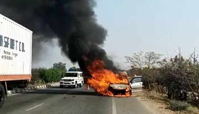 కారులో చెలరేగిన మంటలు.. తప్పిన ప్రమాదం