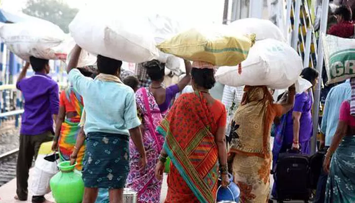 ఆగని వలసల పర్వం..  ఖాళీగా దర్శనమిస్తున్న గ్రామాలు