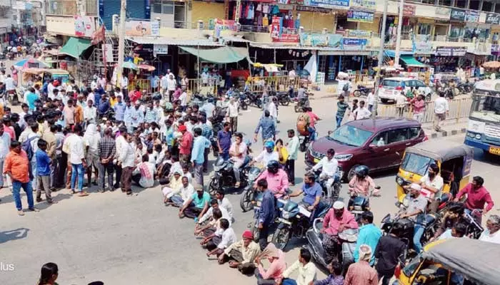 రైతులను నిండా ముంచుతున్న కమిషన్ ఏజెంట్లు..