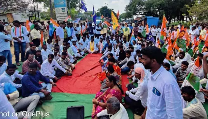 నిఖిత ది ముమ్మాటికీ హత్యే.. అమ్రాబాద్ పీఎస్ ఎదుట అఖిలపక్షాల ధర్నా..