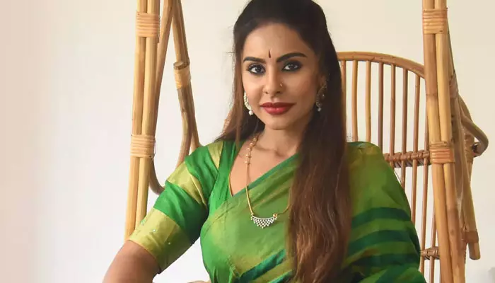 Sri Reddy: సంసార పక్షంగా మారిపోతున్న హాట్ బ్యూటీ శ్రీరెడ్డి!